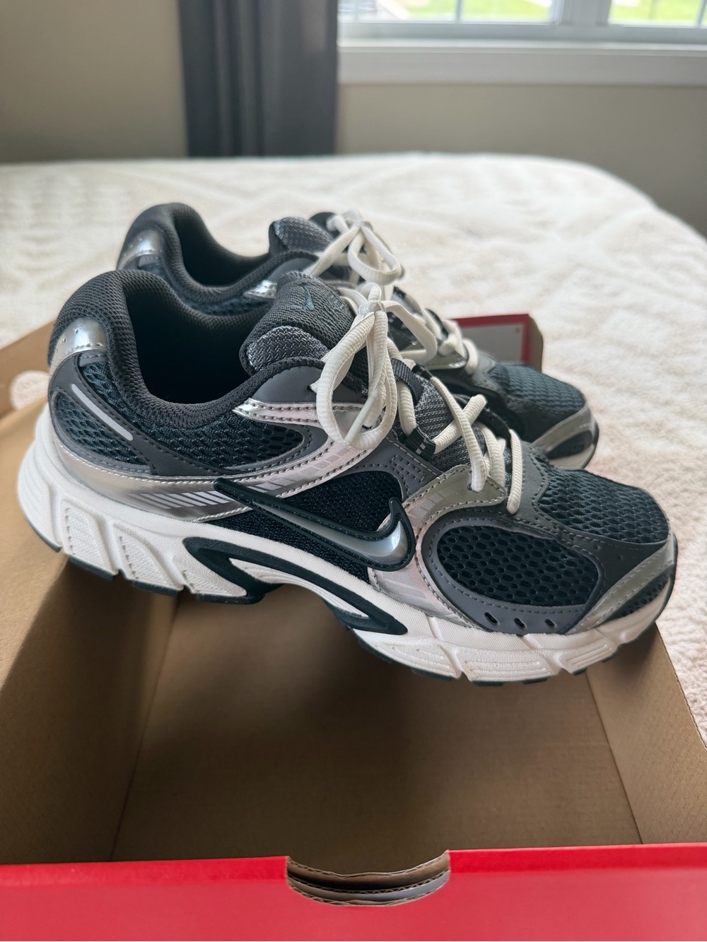 W NIKE V5 RNR- Seaweed/Metallic Silver